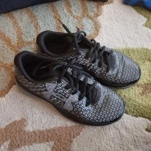 Under Armour Boys Tennis Shoes - SIZE 4